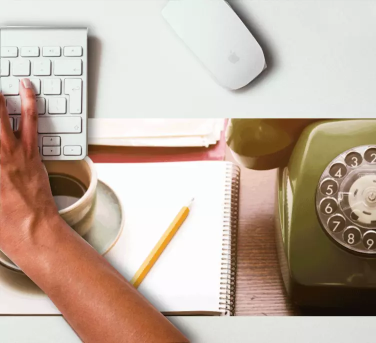 Antikvarinis telefonas ir originalus pelės kilimėlis - „Tenstickers“