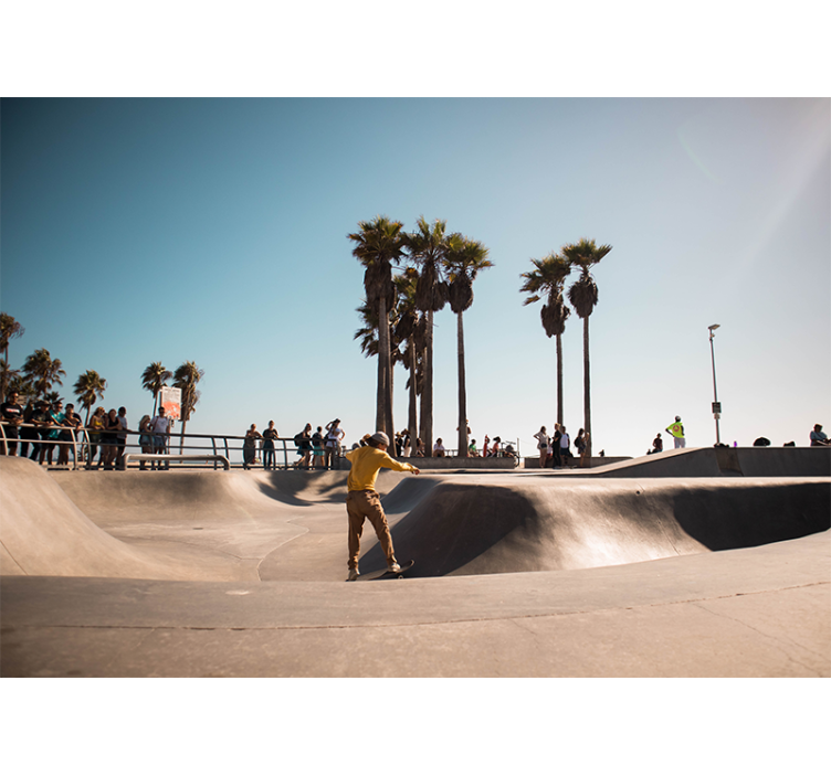 Riedlenčių sportas prie vandenyno miesto sienų freska - „Tenstickers“