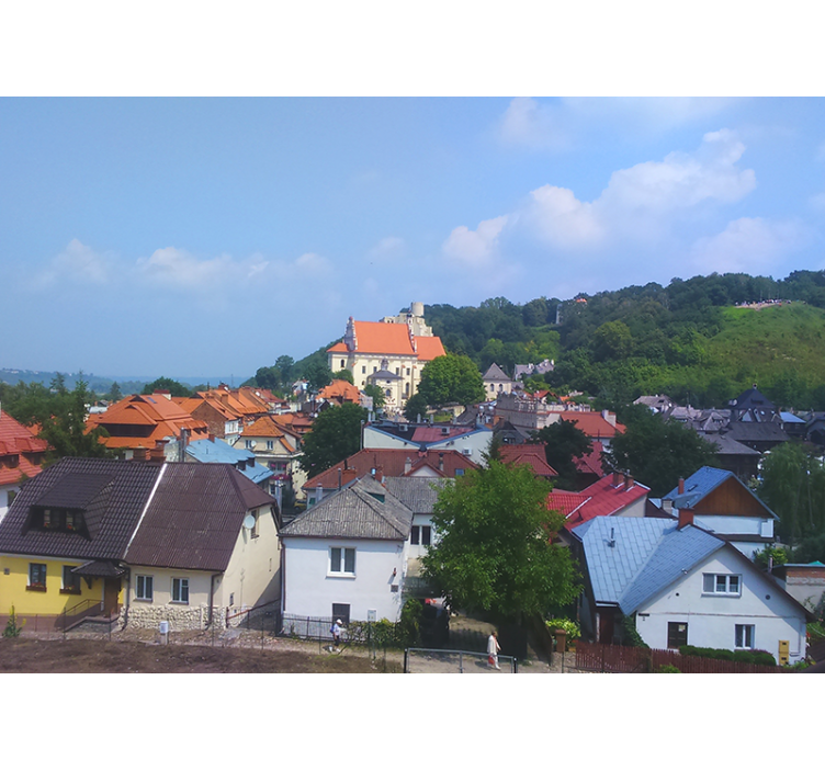 žavingas kaimo kaimelis miesto sienų freska - „Tenstickers“