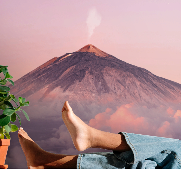 Kalnų sienos freska rūko ugnikalnio viršūnėje - „Tenstickers“