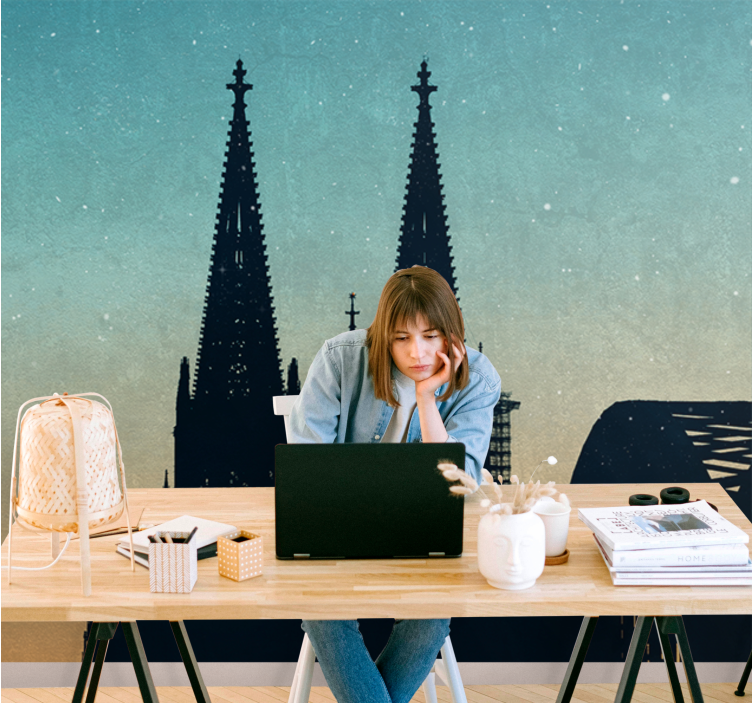 Katedros bokštai su siluetu miesto sienų freska - „Tenstickers“