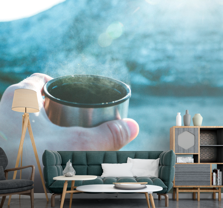 Žmonių sienos freskomis rankoje laikantis gėrimą - „Tenstickers“