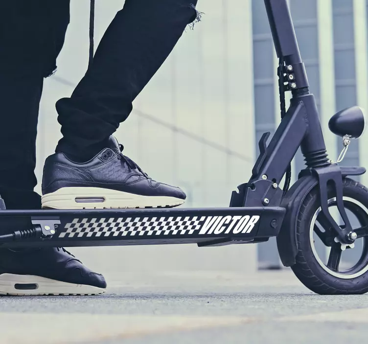 "Patinetės bėgimo varžybos" asmeninis lipdukas sienas - „Tenstickers“