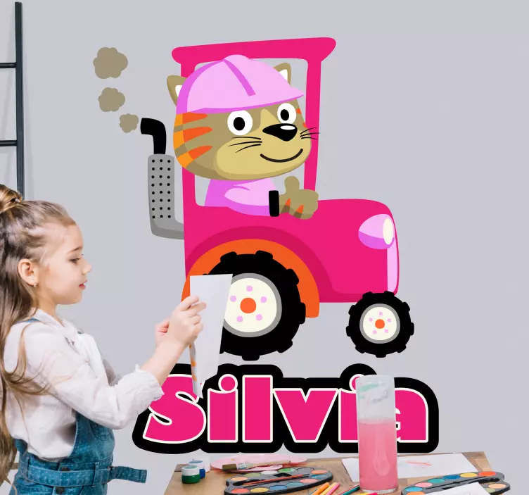 Rausvas traktorius su katyte ir vardo lipduku - „Tenstickers“