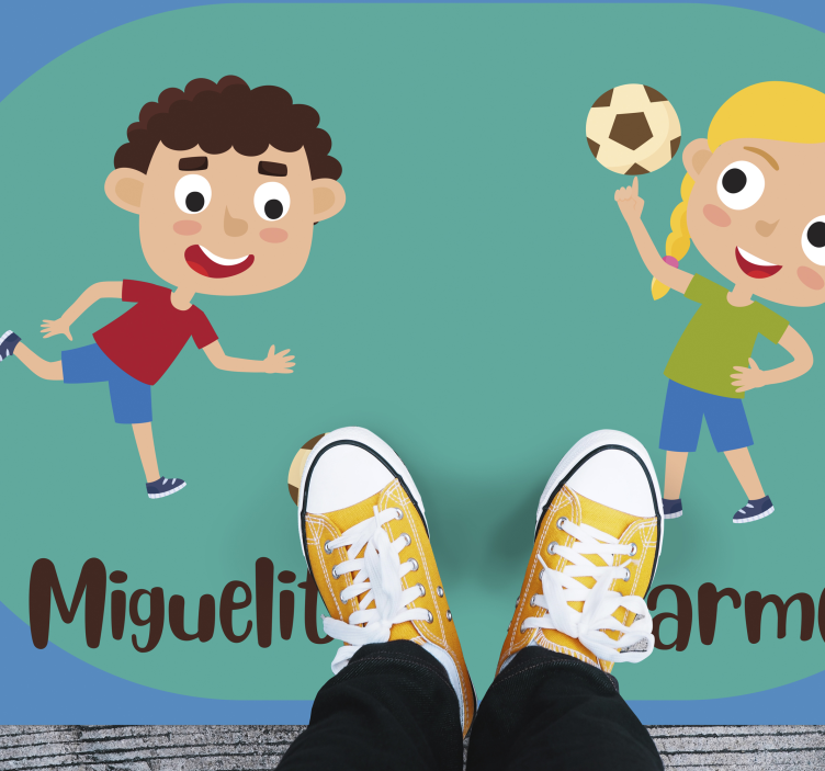 Vaikai žaidžia futbolą su vardais vinilinis kilimėlis - „Tenstickers“